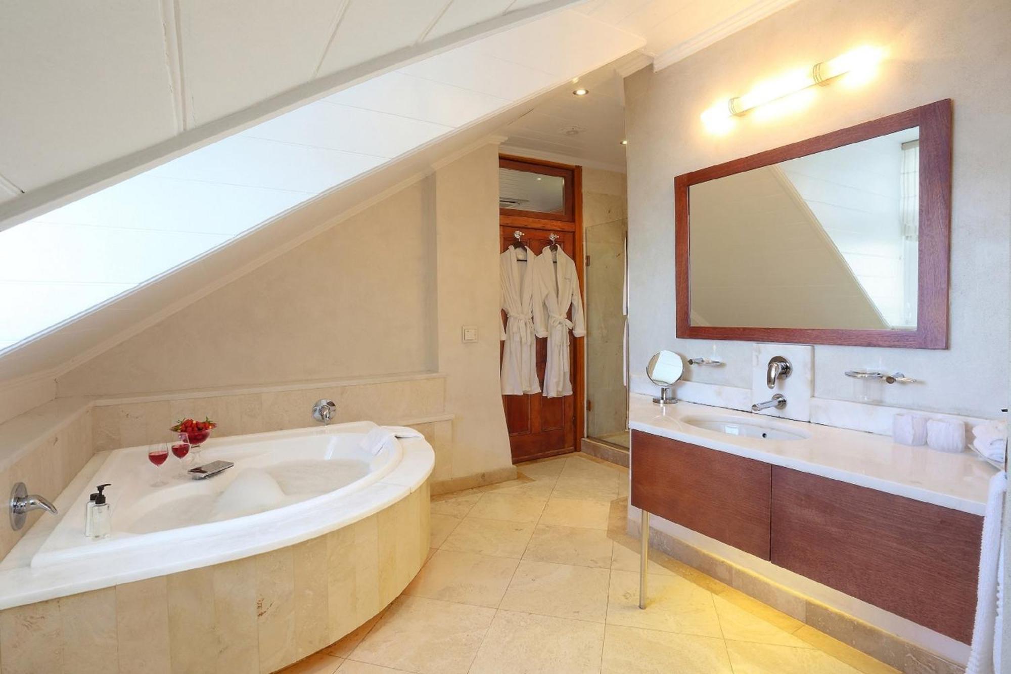 Falcons View Manor Knysna Room photo